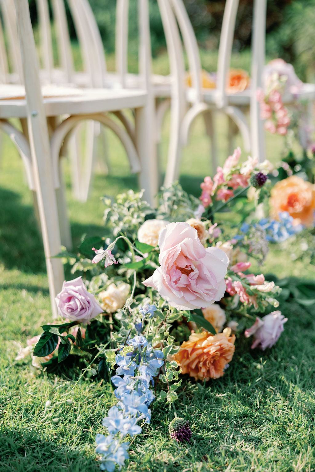 floral arrangements line the aisle of an outdoor Floral-Centered Wedding venue in Nashville.